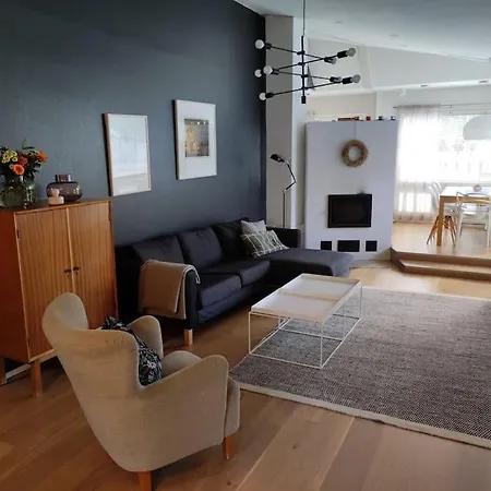 Cool And Spacious Town House For Christmas *